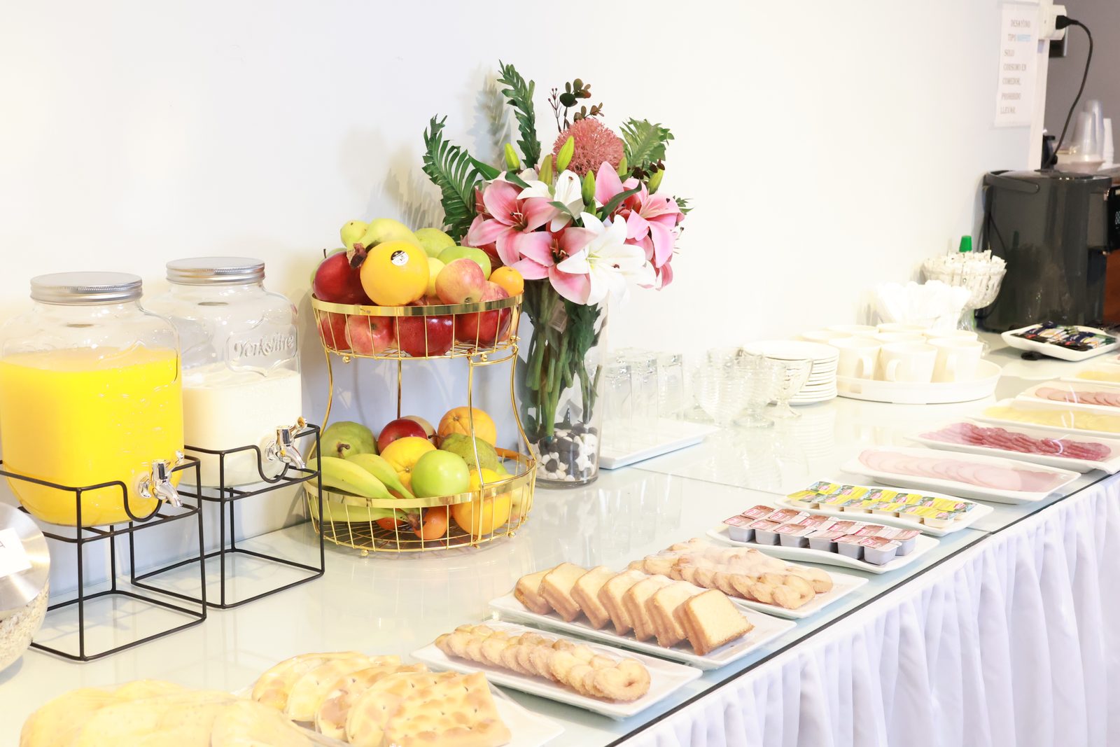 Desayuno buffet con frutas y repostería
