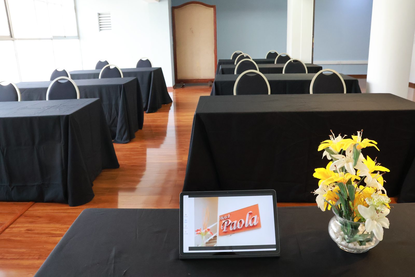 Salón de eventos preparado